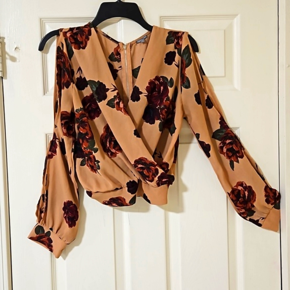 HI SPRING!!! 🌺CHARLOTTE RUSSE FLORAL DEEP V OPEN SHOULDER BLOUSE 🌺